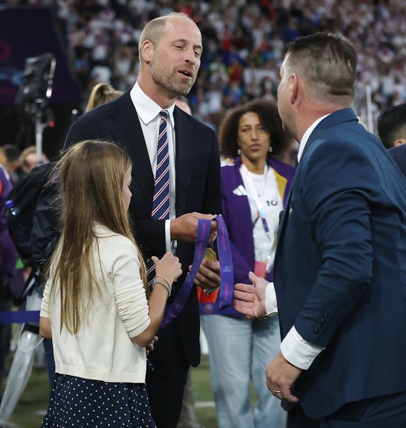 &#x3A4;&#x3B9; &#x3AD;&#x3C6;&#x3B5;&#x3C1;&#x3B5; &#x3BA;&#x3BF;&#x3BD;&#x3C4;&#x3AC; &#x3C4;&#x3BF;&#x3BD; &#x3C0;&#x3C1;&#x3AF;&#x3B3;&#x3BA;&#x3B9;&#x3C0;&#x3B1; William &#x3BA;&#x3B1;&#x3B9; &#x3C4;&#x3B7;&#x3BD; &#x3BA;&#x3CC;&#x3C1;&#x3B7; &#x3C4;&#x3BF;&#x3C5; Charlotte &#x3BC;&#x3B5; &#x3C4;&#x3B7;&#x3BD; &#x3C0;&#x3C1;&#x3B9;&#x3B3;&#x3BA;&#x3AF;&#x3C0;&#x3B9;&#x3C3;&#x3C3;&#x3B1; Leonor &#x3BA;&#x3B1;&#x3B9; &#x3C4;&#x3B7;&#x3BD; Infanta Sofia &#x3C4;&#x3B7;&#x3C2; &#x399;&#x3C3;&#x3C0;&#x3B1;&#x3BD;&#x3AF;&#x3B1;&#x3C2;;
