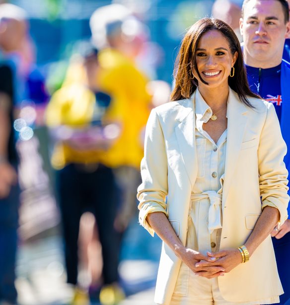 H Meghan Markle &#x3C6;&#x3CC;&#x3C1;&#x3B5;&#x3C3;&#x3B5; &#x3AD;&#x3BD;&#x3B1; &#x3C0;&#x3B1;&#x3BD;&#x3C4;&#x3B5;&#x3BB;&#x3CC;&#x3BD;&#x3B9; &#x3C0;&#x3BF;&#x3C5; &#x3BA;&#x3BF;&#x3BB;&#x3B1;&#x3BA;&#x3B5;&#x3CD;&#x3B5;&#x3B9; &#x3C4;&#x3B7; &#x3B3;&#x3C5;&#x3BD;&#x3B1;&#x3B9;&#x3BA;&#x3B5;&#x3AF;&#x3B1; &#x3C3;&#x3B9;&#x3BB;&#x3BF;&#x3C5;&#x3AD;&#x3C4;&#x3B1;