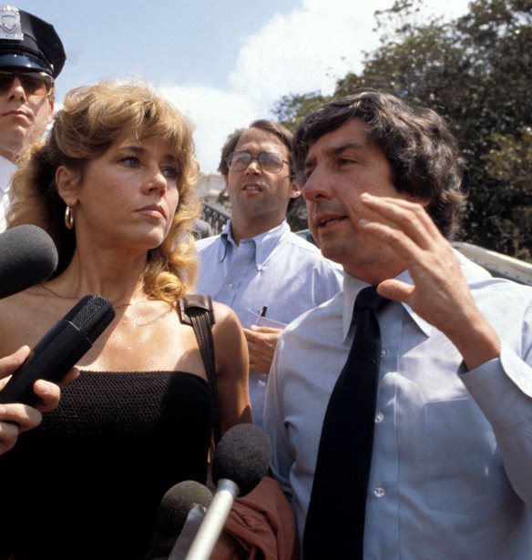 &#x39F; Tom Hayden &#x3B1;&#x3C0;&#x3CC; &#x3C4;&#x3BF;&#x3C5;&#x3C2; 7 &#x3C4;&#x3BF;&#x3C5; &#x3A3;&#x3B9;&#x3BA;&#x3AC;&#x3B3;&#x3BF;&#x3C5; &#x3AE;&#x3C4;&#x3B1;&#x3BD; &#x3C0;&#x3B1;&#x3BD;&#x3C4;&#x3C1;&#x3B5;&#x3BC;&#x3AD;&#x3BD;&#x3BF;&#x3C2; &#x3BC;&#x3B5; &#x3C4;&#x3B7; Jane Fonda