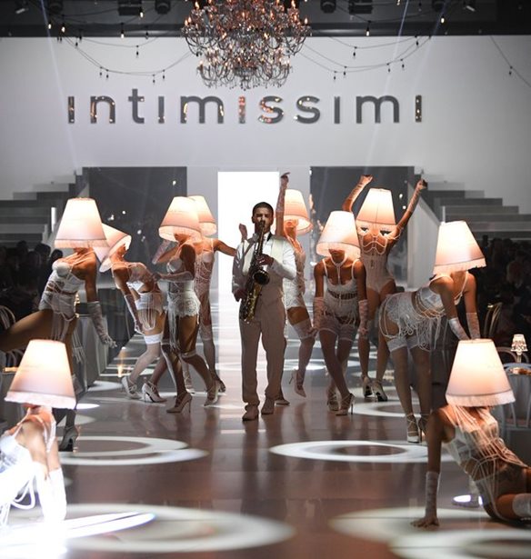 Μέσα στο "Λευκό Καμπαρέ" της Intimissimi