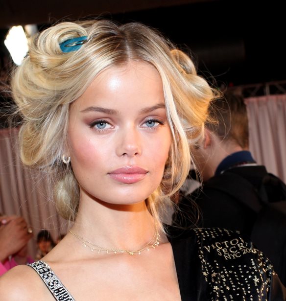 5 lip balms &#x3BC;&#x3B5; SPF &#x3B3;&#x3B9;&#x3B1; &#x3B2;&#x3B5;&#x3BB;&#x3BF;&#x3CD;&#x3B4;&#x3B9;&#x3BD;&#x3B1; (&#x3BA;&#x3B1;&#x3B9; &#x3C0;&#x3C1;&#x3BF;&#x3C3;&#x3C4;&#x3B1;&#x3C4;&#x3B5;&#x3C5;&#x3BC;&#x3AD;&#x3BD;&#x3B1; &#x3B1;&#x3C0;&#x3CC; &#x3C4;&#x3BF;&#x3BD; &#x3AE;&#x3BB;&#x3B9;&#x3BF;) &#x3C7;&#x3B5;&#x3AF;&#x3BB;&#x3B7;