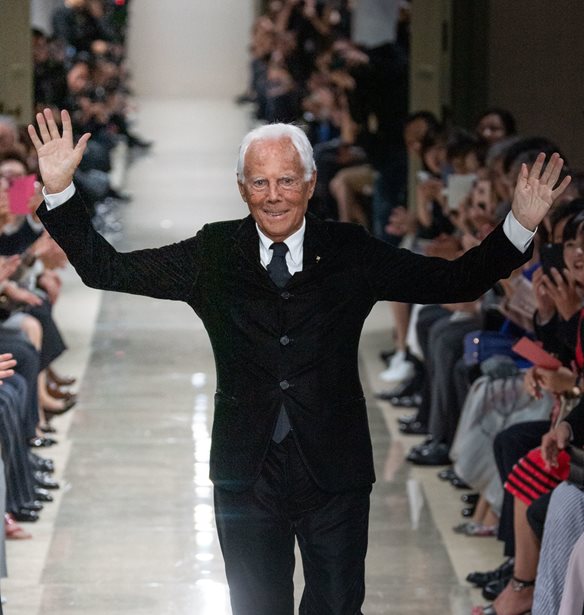 &#x39F; Giorgio Armani &#x3C0;&#x3B1;&#x3C1;&#x3B1;&#x3C3;&#x3B7;&#x3BC;&#x3BF;&#x3C6;&#x3BF;&#x3C1;&#x3AE;&#x3B8;&#x3B7;&#x3BA;&#x3B5; &#x3BC;&#x3B5; &#x3C4;&#x3B7;&#x3BD; &#x3C5;&#x3C8;&#x3B7;&#x3BB;&#x3CC;&#x3C4;&#x3B5;&#x3C1;&#x3B7; &#x3C4;&#x3B9;&#x3BC;&#x3AE; &#x3C4;&#x3B7;&#x3C2; &#x399;&#x3C4;&#x3B1;&#x3BB;&#x3AF;&#x3B1;&#x3C2;, &#x3C4;&#x3BF;&#x3BD; &#x39C;&#x3B5;&#x3B3;&#x3B1;&#x3BB;&#x3CC;&#x3C3;&#x3C4;&#x3B1;&#x3C5;&#x3C1;&#x3BF; &#x3C4;&#x3BF;&#x3C5; &#x399;&#x3C0;&#x3C0;&#x3CC;&#x3C4;&#x3B7;