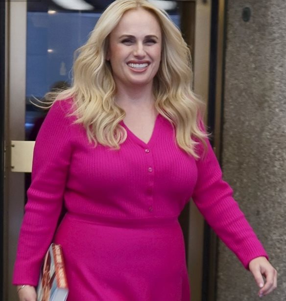 Rebel Wilson: &quot;&#x39C;&#x3AD;&#x3BB;&#x3BF;&#x3C2; &#x3C4;&#x3B7;&#x3C2; &#x3B2;&#x3B1;&#x3C3;&#x3B9;&#x3BB;&#x3B9;&#x3BA;&#x3AE;&#x3C2; &#x3BF;&#x3B9;&#x3BA;&#x3BF;&#x3B3;&#x3AD;&#x3BD;&#x3B5;&#x3B9;&#x3B1;&#x3C2; &#x3BC;&#x3B5; &#x3BA;&#x3AC;&#x3BB;&#x3B5;&#x3C3;&#x3B5; &#x3C3;&#x3B5; &#x3C0;&#x3AC;&#x3C1;&#x3C4;&#x3B9; &#x3BF;&#x3C1;&#x3B3;&#x3AF;&#x3C9;&#x3BD; &#x3BC;&#x3B5; &#x3BD;&#x3B1;&#x3C1;&#x3BA;&#x3C9;&#x3C4;&#x3B9;&#x3BA;&#x3AC;&quot;