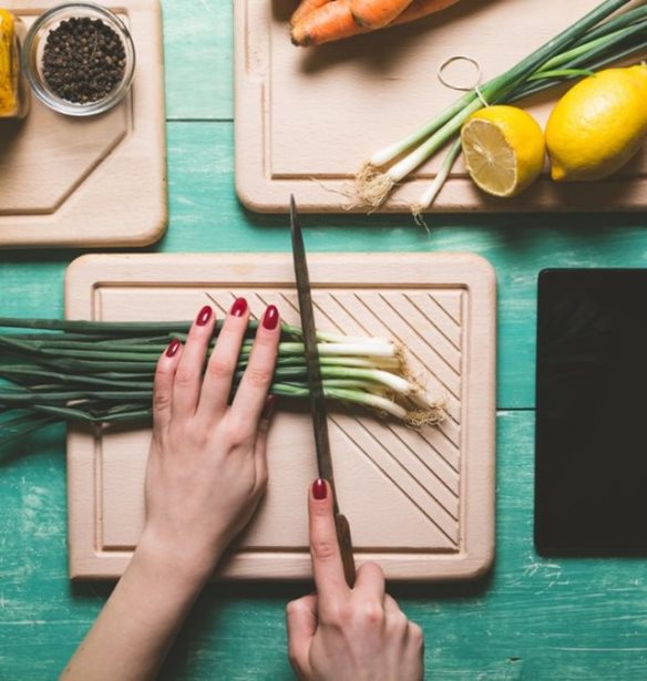 Πώς θα μάθεις να τρως πιο υγιεινά συνειδητά; Οι 4 τεχνικές του mindful eating