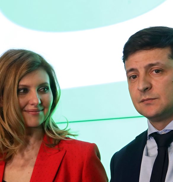 Olena Zelenska | &#x3A0;&#x3BF;&#x3B9;&#x3B1; &#x3B5;&#x3AF;&#x3BD;&#x3B1;&#x3B9; &#x3B7; &#x3B3;&#x3C5;&#x3BD;&#x3B1;&#x3AF;&#x3BA;&#x3B1; &#x3B4;&#x3AF;&#x3C0;&#x3BB;&#x3B1; &#x3C3;&#x3C4;&#x3BF;&#x3BD; &#x3A0;&#x3C1;&#x3CC;&#x3B5;&#x3B4;&#x3C1;&#x3BF; &#x3C4;&#x3B7;&#x3C2; &#x39F;&#x3C5;&#x3BA;&#x3C1;&#x3B1;&#x3BD;&#x3AF;&#x3B1;&#x3C2;, Volodymyr Zelenskyy