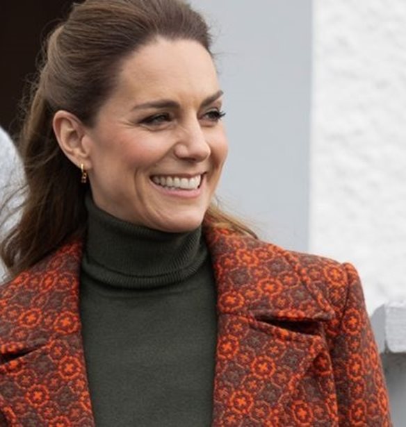 Kate Middleton | Με το πιο ιδιαίτερο παλτό που έχει φορέσει ποτέ &amp; παντελόνι Victoria Beckham
