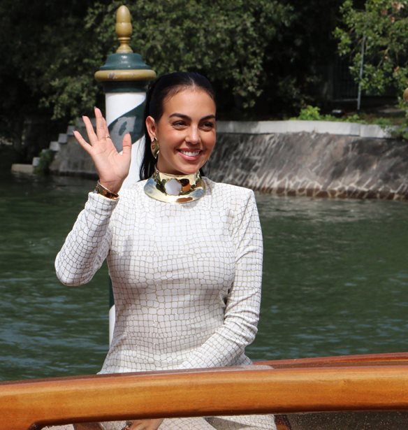 Georgina Rodriguez | &#x397; &#x3AC;&#x3C6;&#x3B9;&#x3BE;&#x3B7; &#x3C3;&#x3C4;&#x3B7; &#x392;&#x3B5;&#x3BD;&#x3B5;&#x3C4;&#x3AF;&#x3B1; &#x3BC;&#x3B5; &#x3C4;&#x3B7;&#x3BD; &#x3C4;&#x3C3;&#x3AC;&#x3BD;&#x3C4;&#x3B1;-&#x3CC;&#x3BD;&#x3B5;&#x3B9;&#x3C1;&#x3BF; &#x3CC;&#x3BB;&#x3C9;&#x3BD; &#x3C4;&#x3C9;&#x3BD; &#x3B3;&#x3C5;&#x3BD;&#x3B1;&#x3B9;&#x3BA;&#x3CE;&#x3BD;