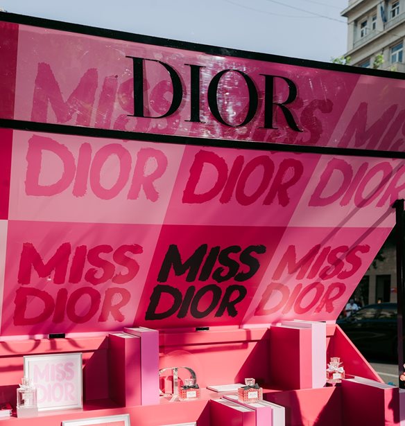 Miss Dior Essence | To &#x3BD;&#x3AD;&#x3BF; &#x3AC;&#x3C1;&#x3C9;&#x3BC;&#x3B1; &#x3C0;&#x3BF;&#x3C5; &#x3C3;&#x3C4;&#x3AE;&#x3BD;&#x3B5;&#x3B9; pop up &#x3B5;&#x3BC;&#x3C0;&#x3B5;&#x3B9;&#x3C1;&#x3AF;&#x3B5;&#x3C2; &#x3C3;&#x3C4;&#x3B7;&#x3BD; &#x3BA;&#x3B1;&#x3C1;&#x3B4;&#x3B9;&#x3AC; &#x3C4;&#x3B7;&#x3C2; &#x391;&#x3B8;&#x3AE;&#x3BD;&#x3B1;&#x3C2;