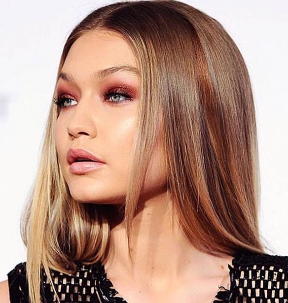 &#x397; Gigi Hadid &quot;&#x3C0;&#x3BF;&#x3B6;&#x3AC;&#x3C1;&#x3B5;&#x3B9;&quot; &#x3BC;&#x3B5; &#x3C4;&#x3BF;&#x3BD; &#x3C0;&#x3B9;&#x3BF; &#x3B1;&#x3C0;&#x3C1;&#x3BF;&#x3C3;&#x3B4;&#x3CC;&#x3BA;&#x3B7;&#x3C4;&#x3BF; &#x3C4;&#x3C1;&#x3CC;&#x3C0;&#x3BF; &#x3B3;&#x3B9;&#x3B1; &#x3C4;&#x3BF; &#x3B7;&#x3BC;&#x3B5;&#x3C1;&#x3BF;&#x3BB;&#x3CC;&#x3B3;&#x3B9;&#x3BF; &#x3C4;&#x3BF;&#x3C5; Love (&#x3B2;&#x3AF;&#x3BD;&#x3C4;&#x3B5;&#x3BF;)