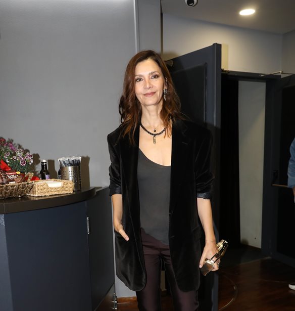 Η Κατερίνα Λέχου με βελούδινο σακάκι, καφέ παντελόνι και metallic γόβες σε βραδινή έξοδο