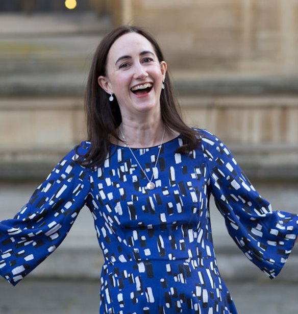 Sophie Kinsella | &#x388;&#x3C6;&#x3C5;&#x3B3;&#x3B5; &#x3B1;&#x3C0;&#x3CC; &#x3C4;&#x3B7; &#x3B6;&#x3C9;&#x3AE; &#x3B7; &#x3C3;&#x3C5;&#x3B3;&#x3B3;&#x3C1;&#x3B1;&#x3C6;&#x3AD;&#x3B1;&#x3C2; &#x3C0;&#x3AF;&#x3C3;&#x3C9; &#x3B1;&#x3C0;&#x3CC; &#x3C4;&#x3B7;&#x3BD; best seller &#x3C3;&#x3B5;&#x3B9;&#x3C1;&#x3AC; &quot;Confessions of a Shopaholic&quot;