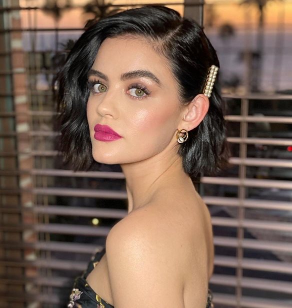 &#x397; Lucy Hale &#x3AD;&#x3B2;&#x3B1;&#x3C8;&#x3B5; &#x3C4;&#x3B1; &#x3BC;&#x3B1;&#x3BB;&#x3BB;&#x3B9;&#x3AC; &#x3C4;&#x3B7;&#x3C2; &#x3C7;&#x3C1;&#x3B7;&#x3C3;&#x3B9;&#x3BC;&#x3BF;&#x3C0;&#x3BF;&#x3B9;&#x3CE;&#x3BD;&#x3C4;&#x3B1;&#x3C2; &#x3AD;&#x3BD;&#x3B1; &#x3C0;&#x3B9;&#x3BD;&#x3AD;&#x3BB;&#x3BF; &#x3B6;&#x3C9;&#x3B3;&#x3C1;&#x3B1;&#x3C6;&#x3B9;&#x3BA;&#x3AE;&#x3C2; &#x3BA;&#x3B1;&#x3B9; &#x3BC;&#x3B9;&#x3B1; &#x3BA;&#x3BF;&#x3CD;&#x3C0;&#x3B1;