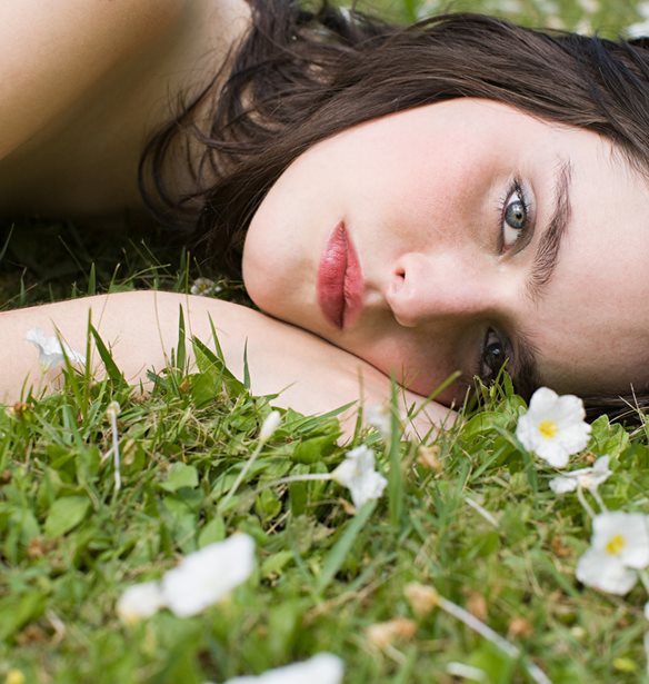 Γιατί νιώθεις συνέχεια κουρασμένη την άνοιξη;