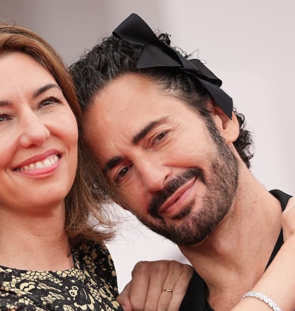 Sofia Coppola &amp; &#x39C;arc Jacobs | &#x3A3;&#x3C6;&#x3C1;&#x3B1;&#x3B3;&#x3AF;&#x3B6;&#x3BF;&#x3C5;&#x3BD; &#x3C4;&#x3B7; &#x3C6;&#x3B9;&#x3BB;&#x3AF;&#x3B1; &#x3C4;&#x3BF;&#x3C5;&#x3C2; &#x3C3;&#x3C4;&#x3BF; &#x3BA;&#x3CC;&#x3BA;&#x3BA;&#x3B9;&#x3BD;&#x3BF; &#x3C7;&#x3B1;&#x3BB;&#x3AF; &#x3C4;&#x3B7;&#x3C2; &#x3C4;&#x3B1;&#x3B9;&#x3BD;&#x3AF;&#x3B1;&#x3C2; &quot;Marc by Sofia&quot; &#x3C3;&#x3C4;&#x3B7; &#x392;&#x3B5;&#x3BD;&#x3B5;&#x3C4;&#x3AF;&#x3B1;