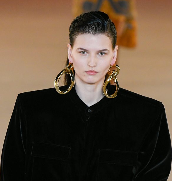 Velvet crush: Τα βελούδινα κομμάτια που θα δώσουν αέρα πολυτέλειας στο στιλ σου