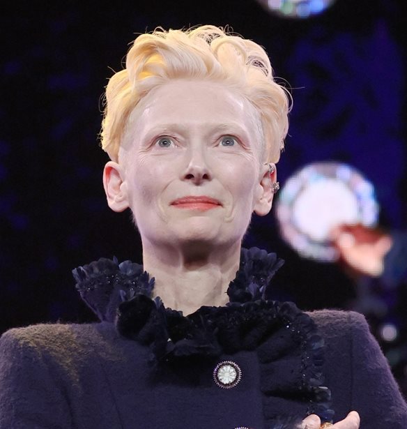 Tilda Swinton: &quot;&#x391;&#x3C0;&#x3AC;&#x3BD;&#x3B8;&#x3C1;&#x3C9;&#x3C0;&#x3B1; &#x3C0;&#x3C1;&#x3AC;&#x3B3;&#x3BC;&#x3B1;&#x3C4;&#x3B1; &#x3C3;&#x3C5;&#x3BC;&#x3B2;&#x3B1;&#x3AF;&#x3BD;&#x3BF;&#x3C5;&#x3BD; &#x3BC;&#x3C0;&#x3C1;&#x3BF;&#x3C3;&#x3C4;&#x3AC; &#x3C3;&#x3C4;&#x3B1; &#x3BC;&#x3AC;&#x3C4;&#x3B9;&#x3B1; &#x3BC;&#x3B1;&#x3C2;&quot;