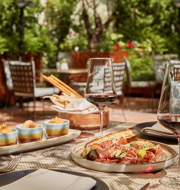 #Tidbits *: &#x399;&#x3C4;&#x3B1;&#x3BB;&#x3B9;&#x3BA;&#x3CC;&#x3C2; &#x3B1;&#x3AD;&#x3C1;&#x3B1;&#x3C2; &#x3C3;&#x3C4;&#x3BF; Atrium &#x3C4;&#x3BF;&#x3C5; Alexander&#x2019;s Lounge