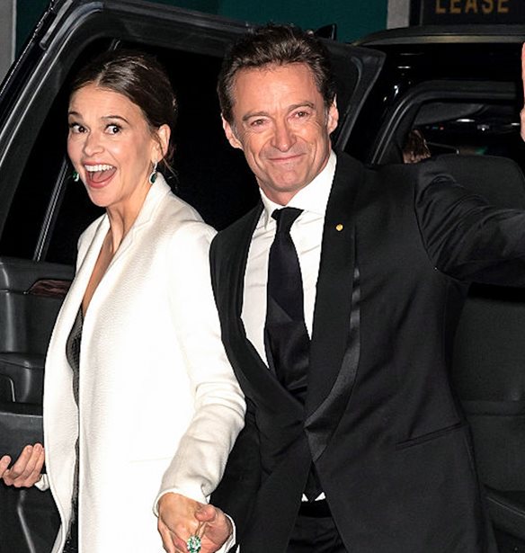 Sutton Foster | &#x39A;&#x3BF;&#x3BA;&#x3BA;&#x3B9;&#x3BD;&#x3AF;&#x3B6;&#x3B5;&#x3B9; &#x3B1;&#x3C0;&#x3CC; &#x3BD;&#x3C4;&#x3C1;&#x3BF;&#x3C0;&#x3AE; &#x3BC;&#x3C0;&#x3C1;&#x3BF;&#x3C3;&#x3C4;&#x3AC; &#x3C3;&#x3C4;&#x3B7;&#x3BD; &#x3BA;&#x3AC;&#x3BC;&#x3B5;&#x3C1;&#x3B1; &#x3BC;&#x3B5;&#x3C4;&#x3AC; &#x3B1;&#x3C0;&#x3CC; &#x3B5;&#x3C1;&#x3C9;&#x3C4;&#x3B9;&#x3BA;&#x3AE; &#x3B5;&#x3BE;&#x3BF;&#x3BC;&#x3BF;&#x3BB;&#x3CC;&#x3B3;&#x3B7;&#x3C3;&#x3B7; &#x3C4;&#x3BF;&#x3C5; Hugh Jackman