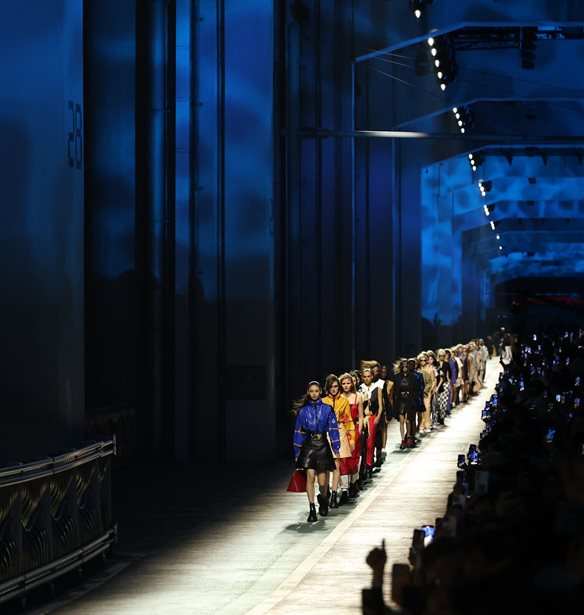 Pre-Fall 2023 | To &#x3B1;&#x3C4;&#x3BC;&#x3BF;&#x3C3;&#x3C6;&#x3B1;&#x3B9;&#x3C1;&#x3B9;&#x3BA;&#x3CC; show &#x3C4;&#x3BF;&#x3C5; &#x3BF;&#x3AF;&#x3BA;&#x3BF;&#x3C5; Louis Vuitton &#x3C3;&#x3C4;&#x3B7; &#x3A3;&#x3B5;&#x3BF;&#x3CD;&#x3BB;