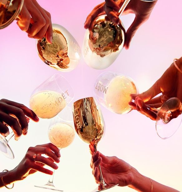 Mo&#xEB;t &amp; Chandon Grand Day: &#x39F; &#x3B3;&#x3B1;&#x3BB;&#x3BB;&#x3B9;&#x3BA;&#x3CC;&#x3C2; &#x3BF;&#x3AF;&#x3BA;&#x3BF;&#x3C2; &#x3C3;&#x3B1;&#x3BC;&#x3C0;&#x3AC;&#x3BD;&#x3B9;&#x3B1;&#x3C2; &#x3C5;&#x3C8;&#x3CE;&#x3BD;&#x3B5;&#x3B9; &#x3C4;&#x3BF; &#x3C0;&#x3BF;&#x3C4;&#x3AE;&#x3C1;&#x3B9; &#x3C4;&#x3BF;&#x3C5; &#x3BA;&#x3B1;&#x3B9; &#x3B3;&#x3B9;&#x3BF;&#x3C1;&#x3C4;&#x3AC;&#x3B6;&#x3B5;&#x3B9; &#x3BC;&#x3B1;&#x3B6;&#x3AF; &#x3BC;&#x3B5; &#x3C4;&#x3BF;&#x3BD; &#x3BA;&#x3CC;&#x3C3;&#x3BC;&#x3BF;