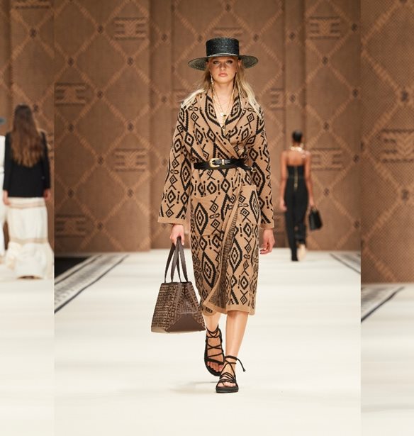 &#x397; Elisabetta Franchi &#x3B1;&#x3C6;&#x3B9;&#x3B5;&#x3C1;&#x3CE;&#x3BD;&#x3B5;&#x3B9; &#x3C4;&#x3B7; SS23 &#x3C3;&#x3C5;&#x3BB;&#x3BB;&#x3BF;&#x3B3;&#x3AE; &#x3C4;&#x3B7;&#x3C2; &#x3C3;&#x3C4;&#x3B9;&#x3C2; &#x3B3;&#x3C5;&#x3BD;&#x3B1;&#x3AF;&#x3BA;&#x3B5;&#x3C2; &#x3C0;&#x3BF;&#x3C5; &#x3B1;&#x3B3;&#x3B1;&#x3C0;&#x3BF;&#x3CD;&#x3BD; &#x3C4;&#x3B1; &#x3C4;&#x3B1;&#x3BE;&#x3AF;&#x3B4;&#x3B9;&#x3B1;