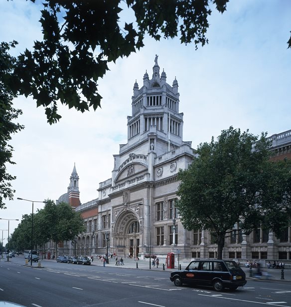 The Burberry Gallery | &#x3A4;&#x3BF; V&amp;A Museum &#x3C3;&#x3C5;&#x3BD;&#x3B5;&#x3C1;&#x3B3;&#x3AC;&#x3B6;&#x3B5;&#x3C4;&#x3B1;&#x3B9; &#x3BC;&#x3B5; &#x3C4;&#x3BF;&#x3BD; &#x3B5;&#x3BC;&#x3B2;&#x3BB;&#x3B7;&#x3BC;&#x3B1;&#x3C4;&#x3B9;&#x3BA;&#x3CC; &#x3BF;&#x3AF;&#x3BA;&#x3BF; &#x3B1;&#x3BD;&#x3B1;&#x3BD;&#x3B5;&#x3CE;&#x3BD;&#x3BF;&#x3BD;&#x3C4;&#x3B1;&#x3C2; &#x3C4;&#x3B7; Fashion Gallery &#x3C4;&#x3BF;&#x3C5;