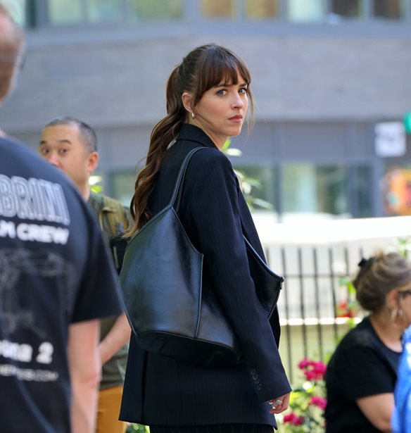 &#x393;&#x3B9;&#x3B1;&#x3C4;&#x3AF; &#x3CC;&#x3BB;&#x3BF;&#x3B9; &#x3BC;&#x3B9;&#x3BB;o&#x3CD;&#x3BD; &#x3B3;&#x3B9;&#x3B1; &#x3C4;&#x3B7;&#x3BD; &#x3C4;&#x3C3;&#x3AC;&#x3BD;&#x3C4;&#x3B1; &#x3C4;&#x3B7;&#x3C2; Dakota Johnson &#x3C3;&#x3C4;&#x3B7;&#x3BD; &#x3C4;&#x3B1;&#x3B9;&#x3BD;&#x3AF;&#x3B1; &quot;&#x3A4;&#x3B1;&#x3B9;&#x3C1;&#x3B9;&#x3AC;&#x3B6;&#x3BF;&#x3C5;&#x3BC;&#x3B5;;&quot;