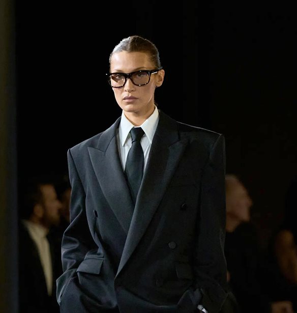 Paris Fashion Week | &#x397; &#x3B5;&#x3C0;&#x3B9;&#x3C3;&#x3C4;&#x3C1;&#x3BF;&#x3C6;&#x3AE; &#x3C4;&#x3B7;&#x3C2; Bella Hadid &#x3C3;&#x3C4;&#x3B7;&#x3BD; &#x3C0;&#x3B1;&#x3C3;&#x3B1;&#x3C1;&#x3AD;&#x3BB;&#x3B1;, &#x3BC;&#x3B5;&#x3C4;&#x3AC; &#x3B1;&#x3C0;&#x3CC; &#x3B4;&#x3CD;&#x3BF; &#x3C7;&#x3C1;&#x3CC;&#x3BD;&#x3B9;&#x3B1;, &#x3AD;&#x3B3;&#x3B9;&#x3BD;&#x3B5; (&#x3B4;&#x3B9;&#x3BA;&#x3B1;&#x3AF;&#x3C9;&#x3C2;) viral