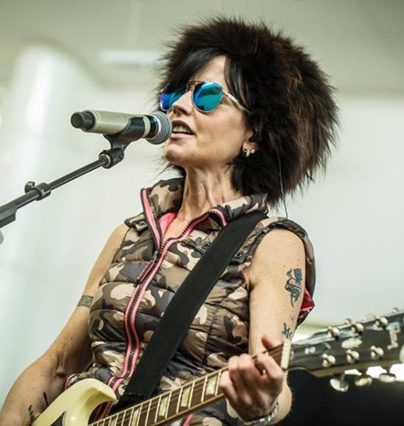 Dolores O&#x27;Riordan: &#x38C;&#x3C3;&#x3B1; &#x3B4;&#x3B5;&#x3BD; &#x3B3;&#x3BD;&#x3CE;&#x3C1;&#x3B9;&#x3B6;&#x3B5;&#x3C2; &#x3B3;&#x3B9;&#x3B1; &#x3C4;&#x3B7;&#x3BD; lead singer &#x3C4;&#x3C9;&#x3BD; Cranberries