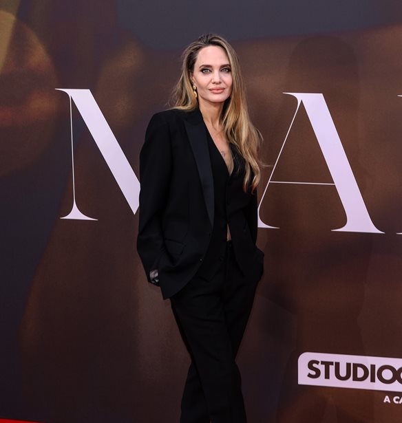 Angelina Jolie | &#x39F; &#x3C4;&#x3C1;&#x3CC;&#x3C0;&#x3BF;&#x3C2; &#x3C0;&#x3BF;&#x3C5; &#x3C0;&#x3C1;&#x3BF;&#x3C3;&#x3C0;&#x3B1;&#x3B8;&#x3B5;&#x3AF; &#x3BD;&#x3B1; &#x3C0;&#x3C1;&#x3BF;&#x3C3;&#x3C4;&#x3B1;&#x3C4;&#x3B5;&#x3CD;&#x3C3;&#x3B5;&#x3B9; &#x3C4;&#x3B7;&#x3BD; &#x3C0;&#x3C1;&#x3CE;&#x3C4;&#x3B7; &#x3C4;&#x3B7;&#x3C2; (&#x3BC;&#x3B5;&#x3B3;&#x3AC;&#x3BB;&#x3B7;) &#x3C3;&#x3C7;&#x3AD;&#x3C3;&#x3B7; &#x3BC;&#x3B5;&#x3C4;&#x3AC; &#x3C4;&#x3BF;&#x3BD; Brad Pitt