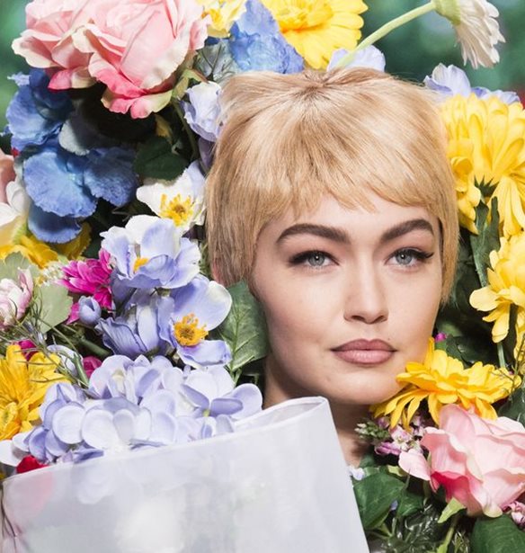 Το φλοράλ όπως δεν το έχεις ξαναδεί στο show του οίκου Moschino