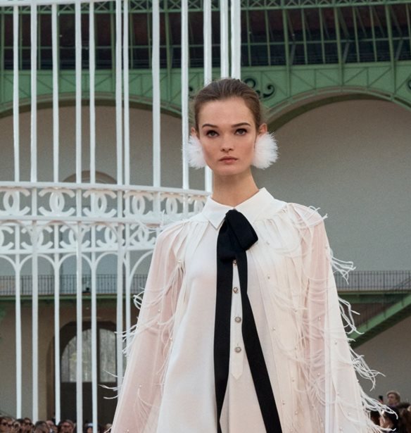 Chanel SS25 | &#x394;&#x3C1;&#x3B1;&#x3BC;&#x3B1;&#x3C4;&#x3B9;&#x3BA;&#x3CC; sequinned eyeliner, &#x3B1;&#x3BB;&#x3B1;&#x3B2;&#x3AC;&#x3C3;&#x3C4;&#x3C1;&#x3B9;&#x3BD;&#x3B7; &#x3B5;&#x3C0;&#x3B9;&#x3B4;&#x3B5;&#x3C1;&#x3BC;&#x3AF;&#x3B4;&#x3B1; &#x3BA;&#x3B1;&#x3B9; &#x3B1;&#x3C4;&#x3B7;&#x3BC;&#x3AD;&#x3BB;&#x3B7;&#x3C4;&#x3B1; low buns &#x3C3;&#x3C4;&#x3BF; show &#x3C4;&#x3BF;&#x3C5; &#x3BF;&#x3AF;&#x3BA;&#x3BF;&#x3C5;