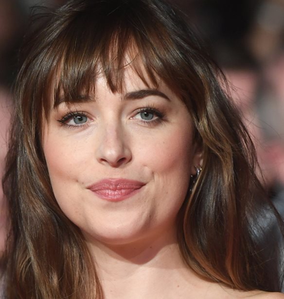 Dakota Johnson | &#x39C;&#x3B9;&#x3B1; &#x3B1;&#x3C0;&#x3BB;&#x3AE; &#x3B5;&#x3BC;&#x3C6;&#x3AC;&#x3BD;&#x3B9;&#x3C3;&#x3B7; &#x3BC;&#x3AD;&#x3C7;&#x3C1;&#x3B9; &#x3BD;&#x3B1; &#x3B4;&#x3B5;&#x3B9;&#x3C2; &#x3C4;&#x3B7;&#x3BD; &#x3C0;&#x3BB;&#x3AC;&#x3C4;&#x3B7;