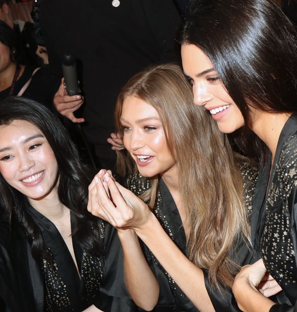 Victoria&#x27;s Secret 2018 | &#x39F;&#x3B9; &#x3C0;&#x3B9;&#x3BF; glamorous &#x3C3;&#x3C4;&#x3B9;&#x3B3;&#x3BC;&#x3AD;&#x3C2; &#x3B1;&#x3C0;&#x3CC; &#x3C4;&#x3B1; backstage &#x3C4;&#x3BF;&#x3C5; &#x3C7;&#x3C4;&#x3B5;&#x3C3;&#x3B9;&#x3BD;&#x3BF;&#x3CD; show