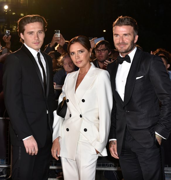 Victoria Beckham: &#x3A3;&#x3B5; &#x3C0;&#x3BF;&#x3B9;&#x3BF;&#x3BD; &#x3AD;&#x3C3;&#x3C4;&#x3B5;&#x3B9;&#x3BB;&#x3B5; &#x3C6;&#x3B9;&#x3BB;&#x3B9;&#x3AC; &#x3C3;&#x3C4;&#x3BF; front row &#x3C4;&#x3BF;&#x3C5; &#x3C3;&#x3CC;&#x3BF;&#x3C5; &#x3C4;&#x3B7;&#x3C2; &#x3C3;&#x3C4;&#x3BF; &#x3A0;&#x3B1;&#x3C1;&#x3AF;&#x3C3;&#x3B9;
