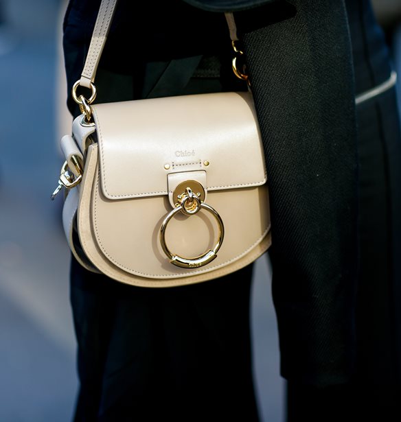 Chlo&#xE9;: &#x397; &#x3BD;&#x3AD;&#x3B1;, cult &#x3C4;&#x3C3;&#x3AC;&#x3BD;&#x3C4;&#x3B1; &#x3C4;&#x3BF;&#x3C5; &#x3B3;&#x3B1;&#x3BB;&#x3BB;&#x3B9;&#x3BA;&#x3BF;&#x3CD; &#x3BF;&#x3AF;&#x3BA;&#x3BF;&#x3C5; &#x3B5;&#x3AF;&#x3BD;&#x3B1;&#x3B9; &#x3C5;&#x3C0;&#x3AD;&#x3C1;&#x3BF;&#x3C7;&#x3B7;