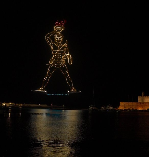 DRNS Drone Light Show | &#x39F; &#x39A;&#x3BF;&#x3BB;&#x3BF;&#x3C3;&#x3C3;&#x3CC;&#x3C2; &#x3C4;&#x3B7;&#x3C2; &#x3A1;&#x3CC;&#x3B4;&#x3BF;&#x3C5; &#x3B1;&#x3BD;&#x3B1;&#x3B2;&#x3AF;&#x3C9;&#x3C3;&#x3B5; &#x3C3;&#x3C4;&#x3BF;&#x3BD; &#x3BF;&#x3C5;&#x3C1;&#x3B1;&#x3BD;&#x3CC; &#x3BC;&#x3B5; 1.000 drones