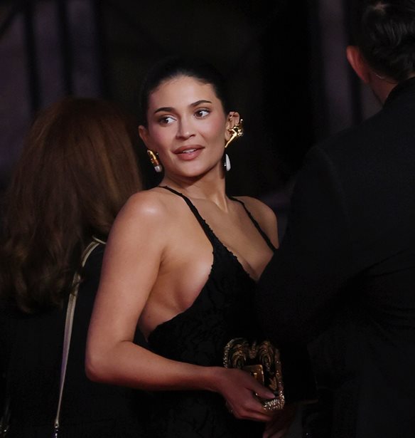 Kylie Jenner | M&#x3AF;&#x3BB;&#x3B7;&#x3C3;&#x3B5; &#x3C0;&#x3B9;&#x3BF; &#x3B1;&#x3BD;&#x3BF;&#x3B9;&#x3C7;&#x3C4;&#x3AC; &#x3B1;&#x3C0;&#x3CC; &#x3C0;&#x3BF;&#x3C4;&#x3AD; &#x3B3;&#x3B9;&#x3B1; &#x3C4;&#x3B7;&#x3BD; &#x3B1;&#x3C5;&#x3BE;&#x3B7;&#x3C4;&#x3B9;&#x3BA;&#x3AE; &#x3B5;&#x3C0;&#x3AD;&#x3BC;&#x3B2;&#x3B1;&#x3C3;&#x3B7; &#x3C3;&#x3C4;&#x3BF; &#x3C3;&#x3C4;&#x3AE;&#x3B8;&#x3BF;&#x3C2; &#x3C4;&#x3B7;&#x3C2;
