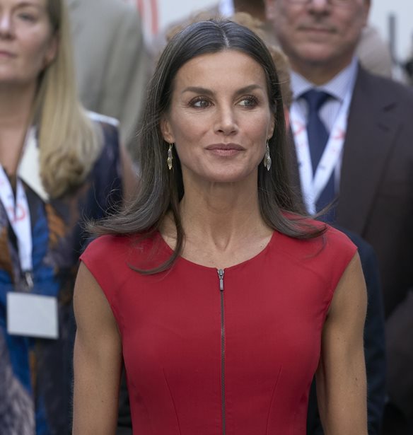 To &#x3C3;&#x3B1;&#x3C4;&#x3AD;&#x3BD; &#x3C6;&#x3CC;&#x3C1;&#x3B5;&#x3BC;&#x3B1; &#x3C4;&#x3B7;&#x3C2; &#x3B2;&#x3B1;&#x3C3;&#x3AF;&#x3BB;&#x3B9;&#x3C3;&#x3C3;&#x3B1;&#x3C2; Letizia &#x3B1;&#x3C0;&#x3CC; &#x3C4;&#x3B7; Massimo Dutti &#x3B5;&#x3AF;&#x3BD;&#x3B1;&#x3B9; &#x3B9;&#x3B4;&#x3B1;&#x3BD;&#x3B9;&#x3BA;&#x3CC; &#x3B3;&#x3B9;&#x3B1; &#x3BD;&#x3B1; &#x3C5;&#x3B9;&#x3BF;&#x3B8;&#x3B5;&#x3C4;&#x3AE;&#x3C3;&#x3B5;&#x3C4;&#x3B5; &#x3C4;&#x3B7;&#x3BD; &#x3C4;&#x3AC;&#x3C3;&#x3B7; &#x3C4;&#x3BF;&#x3C5; red