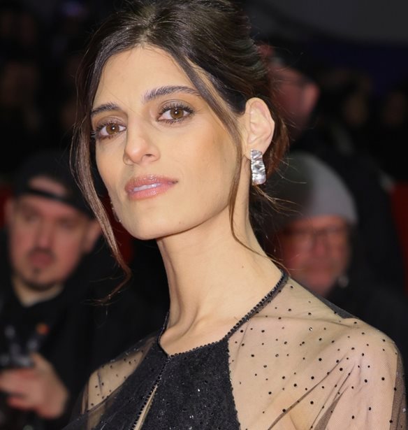 &#x397; &#x3A7;&#x3C1;&#x3B9;&#x3C3;&#x3C4;&#x3AF;&#x3BD;&#x3B1; &#x3A7;&#x3B5;&#x3B9;&#x3BB;&#x3AC;-&#x3A6;&#x3B1;&#x3BC;&#x3AD;&#x3BB;&#x3B7; &#x3BC;&#x3B9;&#x3BB;&#x3AC; &#x3C3;&#x3C4;&#x3BF; madamefigaro.gr &#x3B3;&#x3B9;&#x3B1; &#x3C4;&#x3B7;&#x3BD; &#x3B3;&#x3BF;&#x3B7;&#x3C4;&#x3B5;&#x3AF;&#x3B1; &#x3C4;&#x3BF;&#x3C5; &#x3B8;&#x3B5;&#x3AC;&#x3C4;&#x3C1;&#x3BF;&#x3C5;, &#x3C4;&#x3B7;&#x3BD; &#x3B1;&#x3B3;&#x3AC;&#x3C0;&#x3B7; &#x3C9;&#x3C2; &#x3B5;&#x3AF;&#x3B4;&#x3BF;&#x3C2; &#x3C4;&#x3CC;&#x3BB;&#x3BC;&#x3B7;&#x3C2; &#x3BA;&#x3B1;&#x3B9; &#x3C4;&#x3B7; &#x39C;&#x3B1;&#x3C1;&#x3AF; &#x391;&#x3BD;&#x3C4;&#x3BF;&#x3C5;&#x3B1;&#x3BD;&#x3AD;&#x3C4;