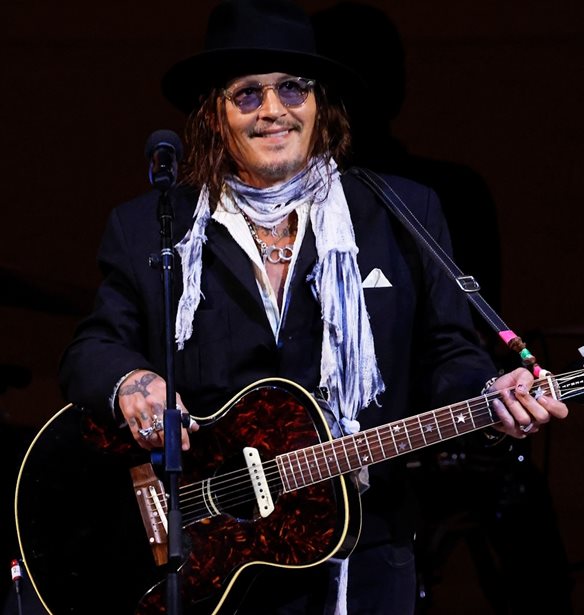 Johnny Depp | &#x3A4;&#x3BF; silver fox look &#x3BA;&#x3B1;&#x3B9; &#x3B7; &#x3BC;&#x3B5;&#x3B3;&#x3AC;&#x3BB;&#x3B7; &#x3B1;&#x3BB;&#x3BB;&#x3B1;&#x3B3;&#x3AE; &#x3C3;&#x3C4;&#x3B7;&#x3BD; &#x3B5;&#x3BC;&#x3C6;&#x3AC;&#x3BD;&#x3B9;&#x3C3;&#x3AE; &#x3C4;&#x3BF;&#x3C5;