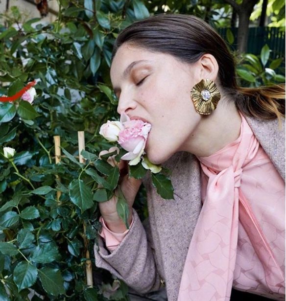 H Laetitia Casta &#x3C0;&#x3C1;&#x3C9;&#x3C4;&#x3B1;&#x3B3;&#x3C9;&#x3BD;&#x3B9;&#x3C3;&#x3C4;&#x3B5;&#x3AF; &#x3C3;&#x3C4;&#x3B7; Fall/Winter 2020-21 &#x3BA;&#x3B1;&#x3BC;&#x3C0;&#x3AC;&#x3BD;&#x3B9;&#x3B1; &#x3C4;&#x3BF;&#x3C5; Saint Laurent