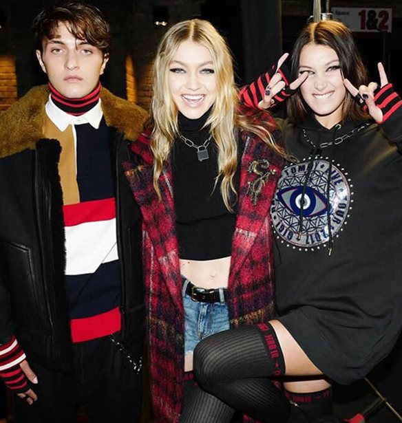 Gigi, Bella &#x3BA;&#x3B1;&#x3B9; Anwar Hadid: &#x39C;&#x3B1;&#x3B6;&#x3AF; &#x3B3;&#x3B9;&#x3B1; &#x3C0;&#x3C1;&#x3CE;&#x3C4;&#x3B7; &#x3C6;&#x3BF;&#x3C1;&#x3AC; &#x3C3;&#x3C4;&#x3B7;&#x3BD; &#x3C0;&#x3B1;&#x3C3;&#x3B1;&#x3C1;&#x3AD;&#x3BB;&#x3B1;