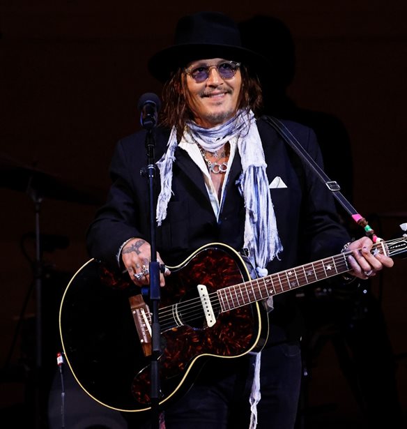Johnny Depp | &#x3A4;&#x3BF; silver fox look &#x3BA;&#x3B1;&#x3B9; &#x3B7; &#x3BC;&#x3B5;&#x3B3;&#x3AC;&#x3BB;&#x3B7; &#x3B1;&#x3BB;&#x3BB;&#x3B1;&#x3B3;&#x3AE; &#x3C3;&#x3C4;&#x3B7;&#x3BD; &#x3B5;&#x3BC;&#x3C6;&#x3AC;&#x3BD;&#x3B9;&#x3C3;&#x3AE; &#x3C4;&#x3BF;&#x3C5;