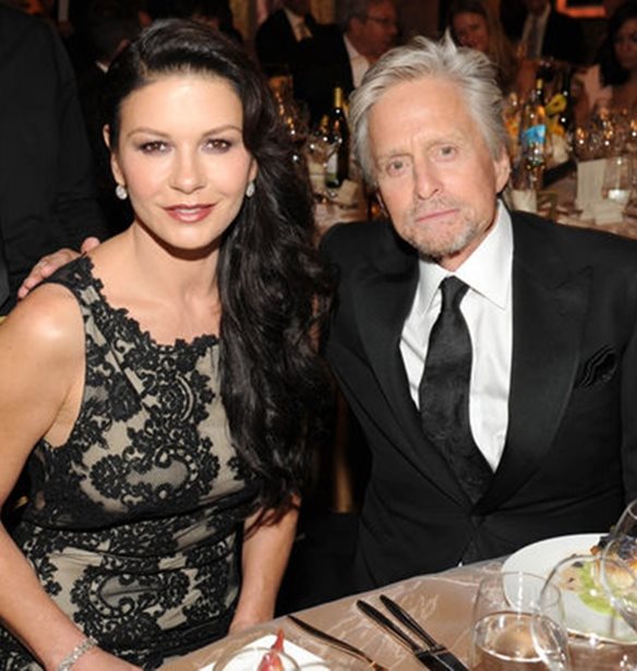 Catherine Zeta-Jones: &#x393;&#x3B9;&#x3B1;&#x3C4;&#x3AF; &#x3B1;&#x3BD;&#x3B7;&#x3C3;&#x3C5;&#x3C7;&#x3B5;&#x3AF; &#x3B3;&#x3B9;&#x3B1; &#x3C4;&#x3B1; &#x3C0;&#x3B1;&#x3B9;&#x3B4;&#x3B9;&#x3AC; &#x3C4;&#x3B7;&#x3C2;;