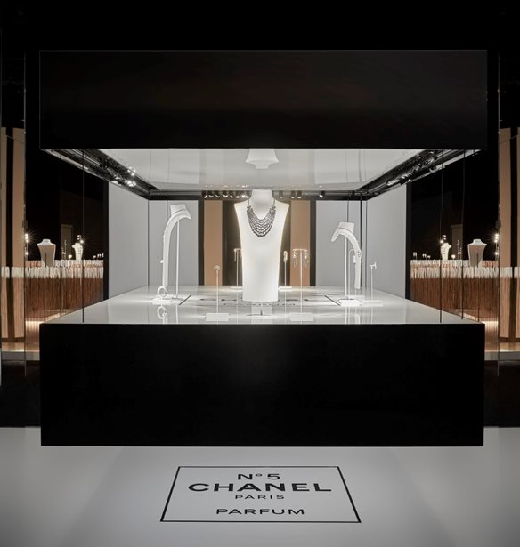 H &quot;Collection  N&#xB0;5&quot; &#x3C4;&#x3B7;&#x3C2; Chanel &#x3B5;&#x3AF;&#x3BD;&#x3B1;&#x3B9; &#x3B7; &#x3C0;&#x3C1;&#x3CE;&#x3C4;&#x3B7; &#x3C3;&#x3C5;&#x3BB;&#x3BB;&#x3BF;&#x3B3;&#x3AE; &#x3BA;&#x3BF;&#x3C3;&#x3BC;&#x3B7;&#x3BC;&#x3AC;&#x3C4;&#x3C9;&#x3BD; &#x3C0;&#x3BF;&#x3C5; &#x3B1;&#x3C6;&#x3B9;&#x3B5;&#x3C1;&#x3CE;&#x3BD;&#x3B5;&#x3C4;&#x3B1;&#x3B9; &#x3C3;&#x27; &#x3AD;&#x3BD;&#x3B1; &#x3AC;&#x3C1;&#x3C9;&#x3BC;&#x3B1;