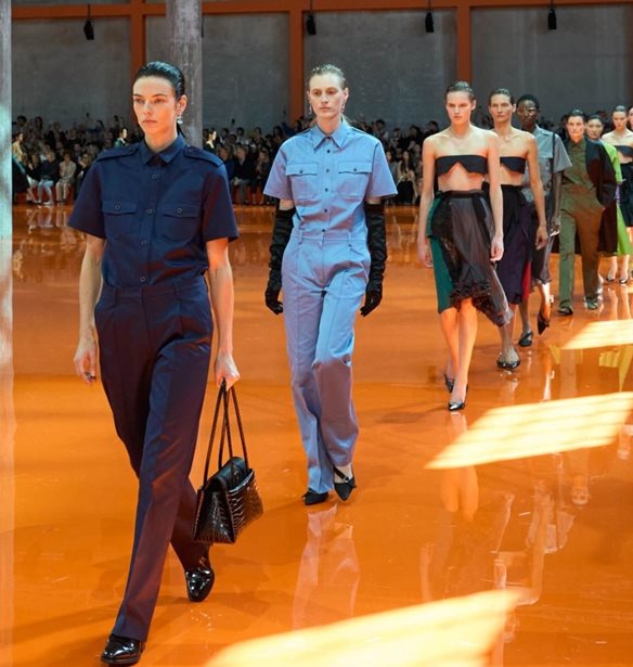 Prada SS26 | &#x397; &#x3C6;&#x3B9;&#x3BB;&#x3C4;&#x3C1;&#x3B1;&#x3C1;&#x3B9;&#x3C3;&#x3BC;&#x3AD;&#x3BD;&#x3B7; &#x3BA;&#x3BF;&#x3BC;&#x3C8;&#x3CC;&#x3C4;&#x3B7;&#x3C4;&#x3B1; &#x3C4;&#x3B7;&#x3C2; Miuccia Prada &#x3BA;&#x3B1;&#x3B9; &#x3C4;&#x3BF;&#x3C5; Raf Simons