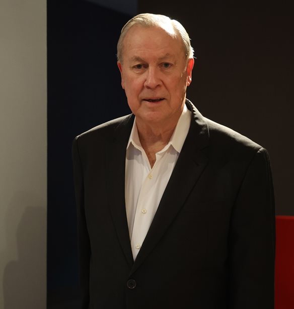 &#x388;&#x3C6;&#x3C5;&#x3B3;&#x3B5; &#x3B1;&#x3C0;&#x3CC; &#x3C4;&#x3B7; &#x3B6;&#x3C9;&#x3AE; &#x3BF; &#x3B8;&#x3B5;&#x3B1;&#x3C4;&#x3C1;&#x3B9;&#x3BA;&#x3CC;&#x3C2; &#x3C3;&#x3BA;&#x3B7;&#x3BD;&#x3BF;&#x3B8;&#x3AD;&#x3C4;&#x3B7;&#x3C2; Robert Wilson