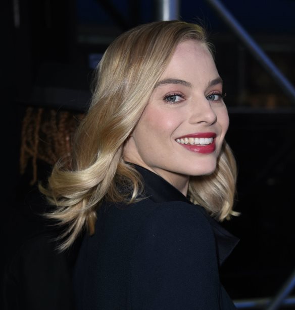 Margot Robbie | &#x394;&#x3B5;&#x3AF;&#x3C7;&#x3BD;&#x3B5;&#x3B9; &#x3BA;&#x3B9; &#x3B5;&#x3BA;&#x3B5;&#x3AF;&#x3BD;&#x3B7; &#x3C4;&#x3BF; &#x3B5;&#x3C3;&#x3CE;&#x3C1;&#x3BF;&#x3C5;&#x3C7;&#x3BF; &#x3C4;&#x3B7;&#x3C2; &#x3BC;&#x3B5; &#x3C4;&#x3BF;&#x3BD; &#x3C0;&#x3B9;&#x3BF; &#x3BA;&#x3BF;&#x3BC;&#x3C8;&#x3CC; &#x3C4;&#x3C1;&#x3CC;&#x3C0;&#x3BF;