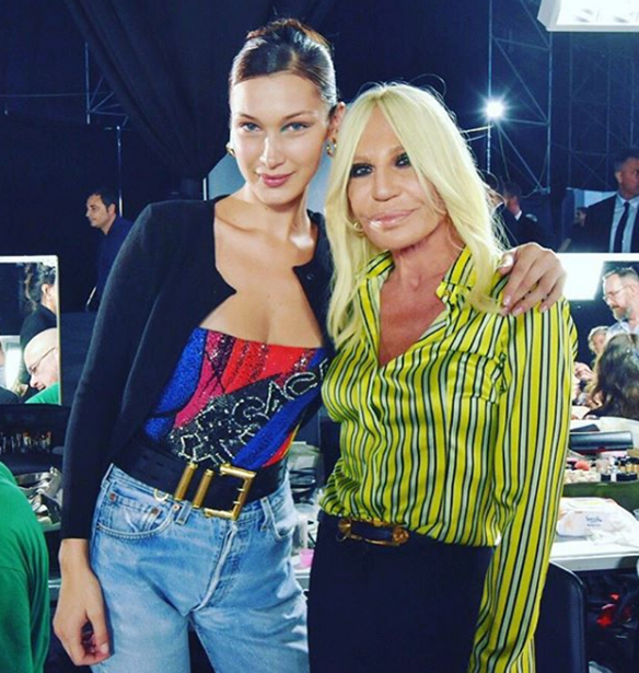 Versace | &#x3A3;&#x3C4;o &#x3B2;&#x3AF;&#x3BD;&#x3C4;&#x3B5;&#x3BF; &#x3C4;&#x3B7;&#x3C2; &#x3BD;&#x3AD;&#x3B1;&#x3C2; &#x3BA;&#x3B1;&#x3BC;&#x3C0;&#x3AC;&#x3BD;&#x3B9;&#x3B1;&#x3C2; &#x3B7; Donatella Versace &#x3BA;&#x3AC;&#x3BD;&#x3B5;&#x3B9; &#x3C4;&#x3B1;&#x3C4;&#x3BF;&#x3C5;&#x3AC;&#x3B6; &#x3C3;&#x3C4;&#x3B7;&#x3BD; Bella Hadid